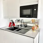 Paddington Flat Close To Station With Patio