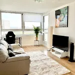 Paddington Flat Close To Station With Patio
