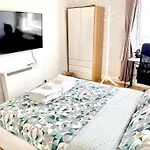 Paddington Flat Close To Station With Patio