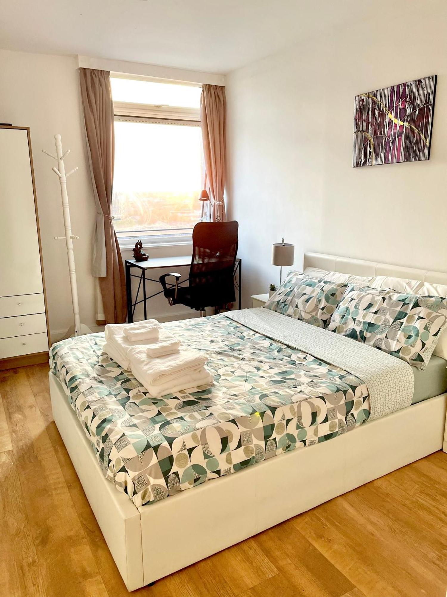 Paddington Flat Close To Station With Patio *